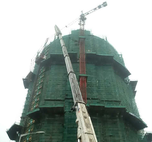 将乐吊车在工地上作业